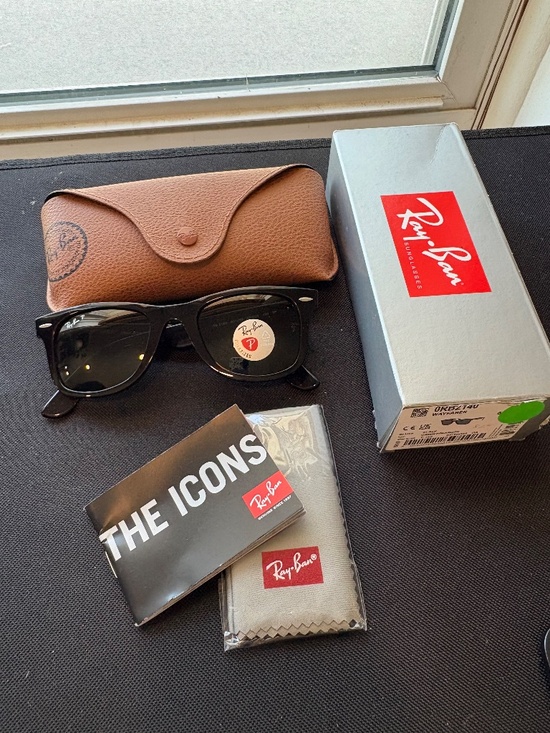 Ray-Ban Original Wayfarer polarized sunglasses (RB2140). Black frame/green lens main image 6